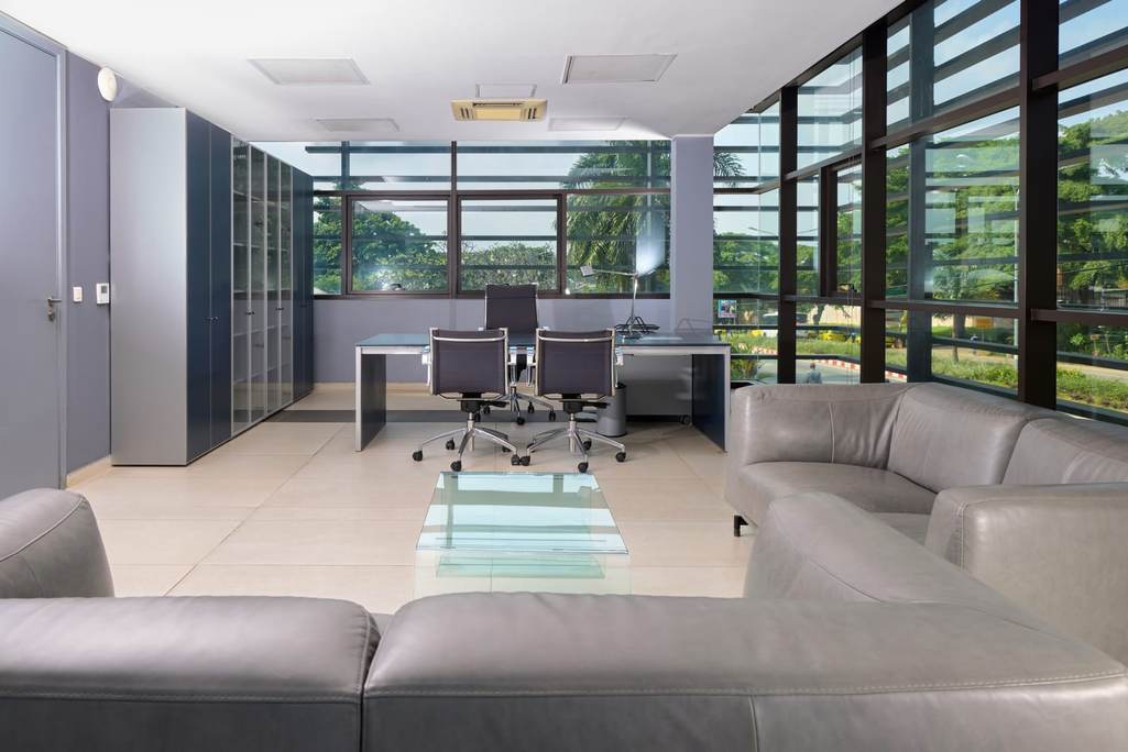 Bureau, Immeuble CARBONE — Bureaux meublés 117 m², Cocody