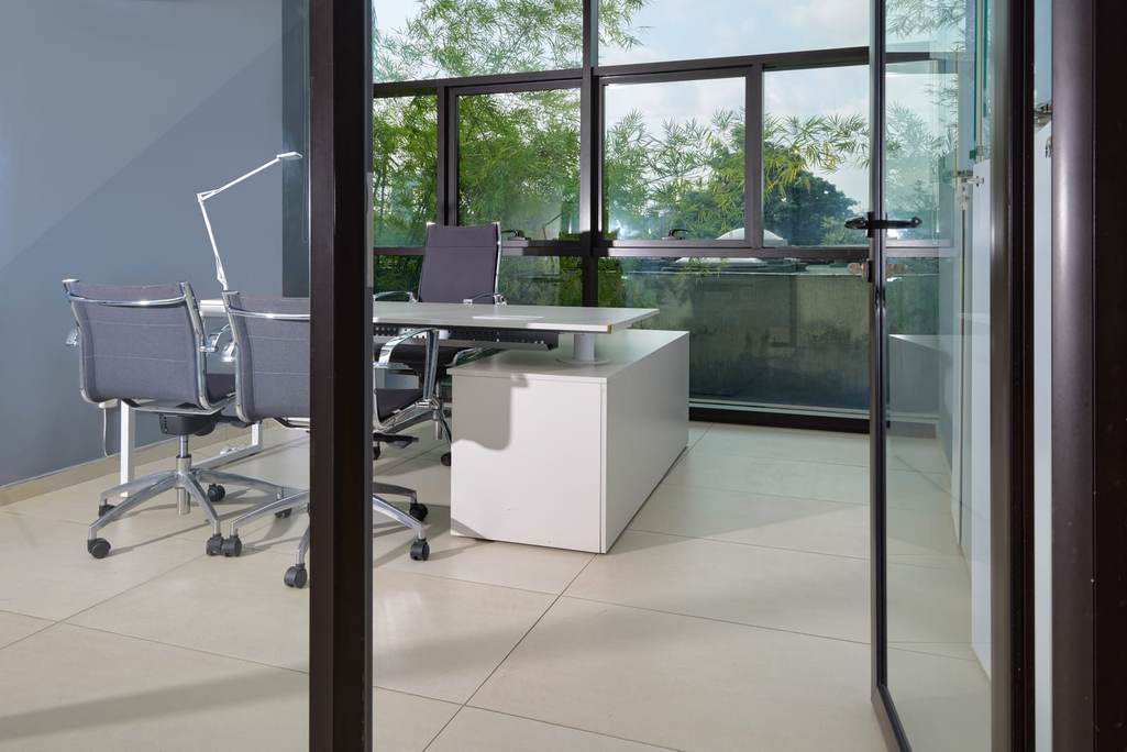 Bureau, Immeuble CARBONE — Bureaux meublés 117 m², Cocody