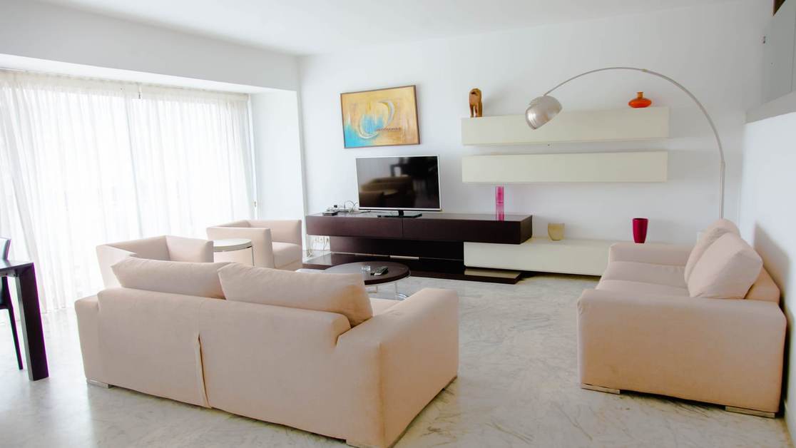 Salon, B82 — Prestige, Plateau Centre