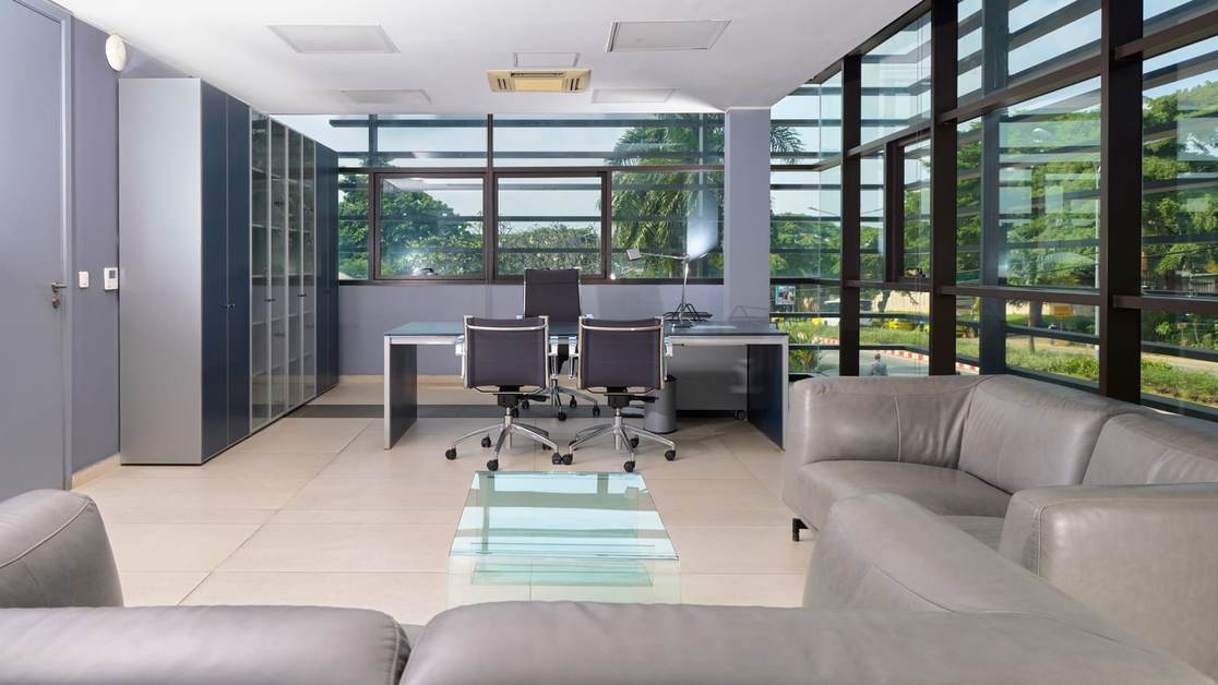 Bureau, Immeuble CARBONE — Bureaux meublés 117 m², Cocody
